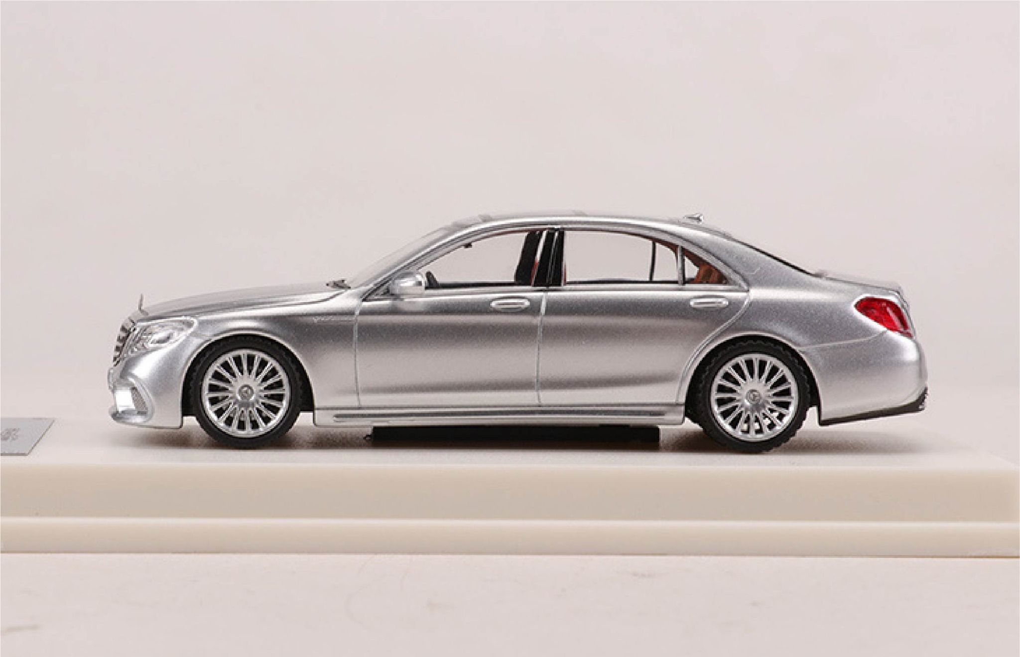  Mô hình xe Mercedes-Benz S65 AMG W222 tỉ lệ 1:64 có đế và hộp mica FineWorks64 Model OT64043 