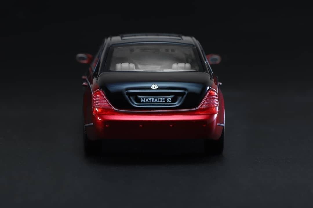  Mô hình xe Mercedes Benz Maybach 62S tỉ lệ 1:64 Stance Hunters OT64198 