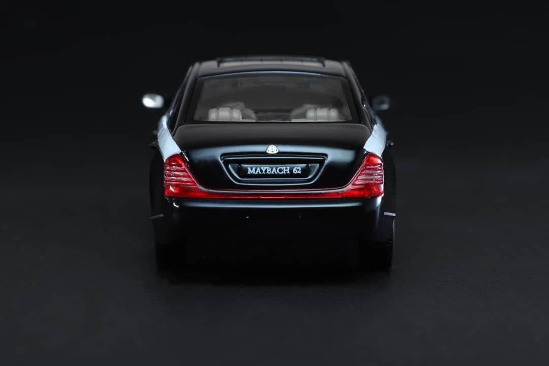  Mô hình xe Mercedes Benz Maybach 62S tỉ lệ 1:64 Stance Hunters OT64198 