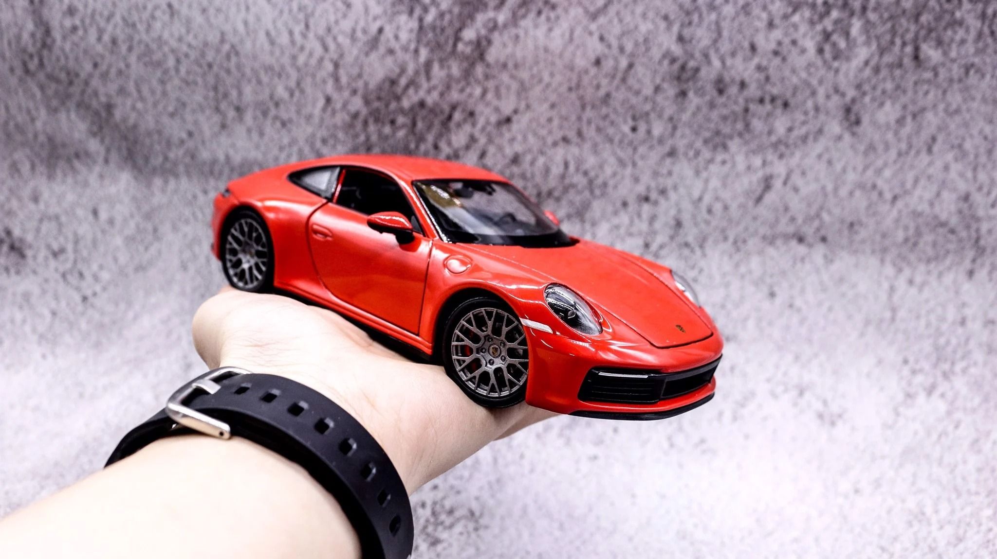  Mô hình xe Porsche 911 Carrera 4s đánh lái được, mở được capo trước, 2 cửa hai bên 1:24 Welly OT006 