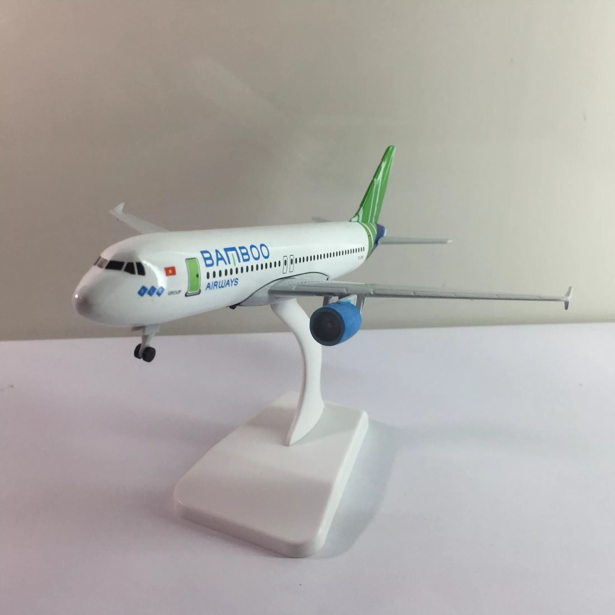  Mô hình máy bay Việt Nam Bamboo Airways Airbus A320 20cm MB20001 