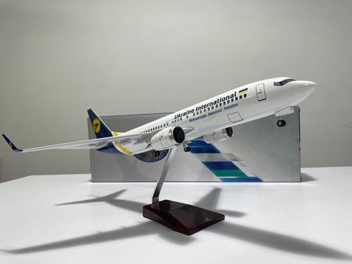  Mô hình máy bay Ukraine International Boeing B737-800 47cm có đèn led tự động theo tiếng vỗ tay hoặc chạm MB47059 