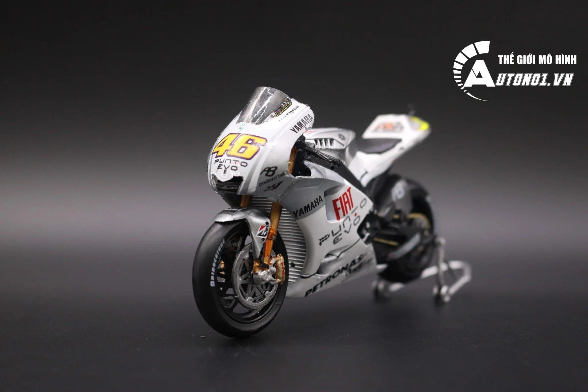  Mô hình xe mô tô GP Yamaha YZR-M1 2009 Fiat có đế tỉ lệ 1:18 Leo models 8172D 