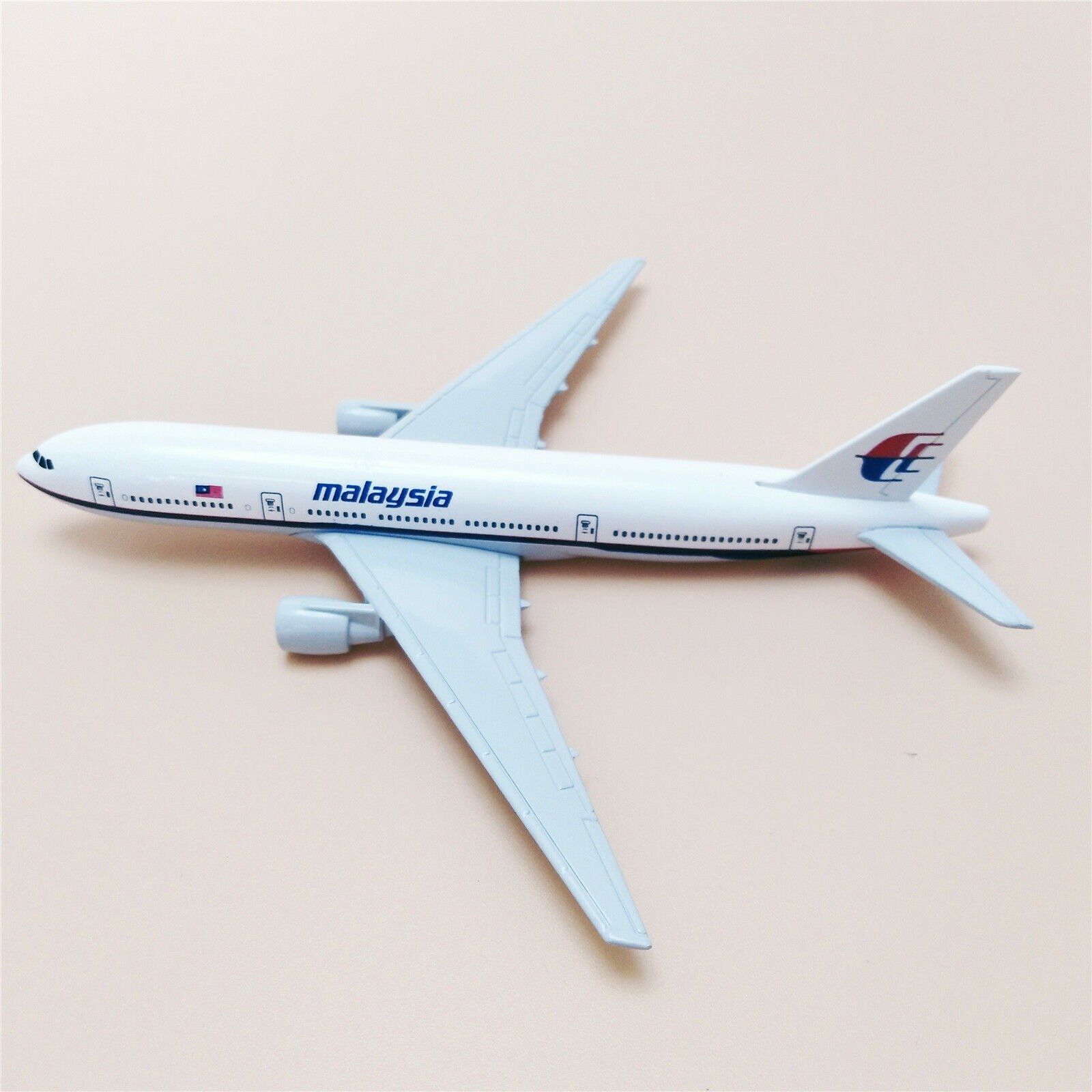  Mô hình máy bay Malaysia Airlines Boeing B777 16cm MB16064 