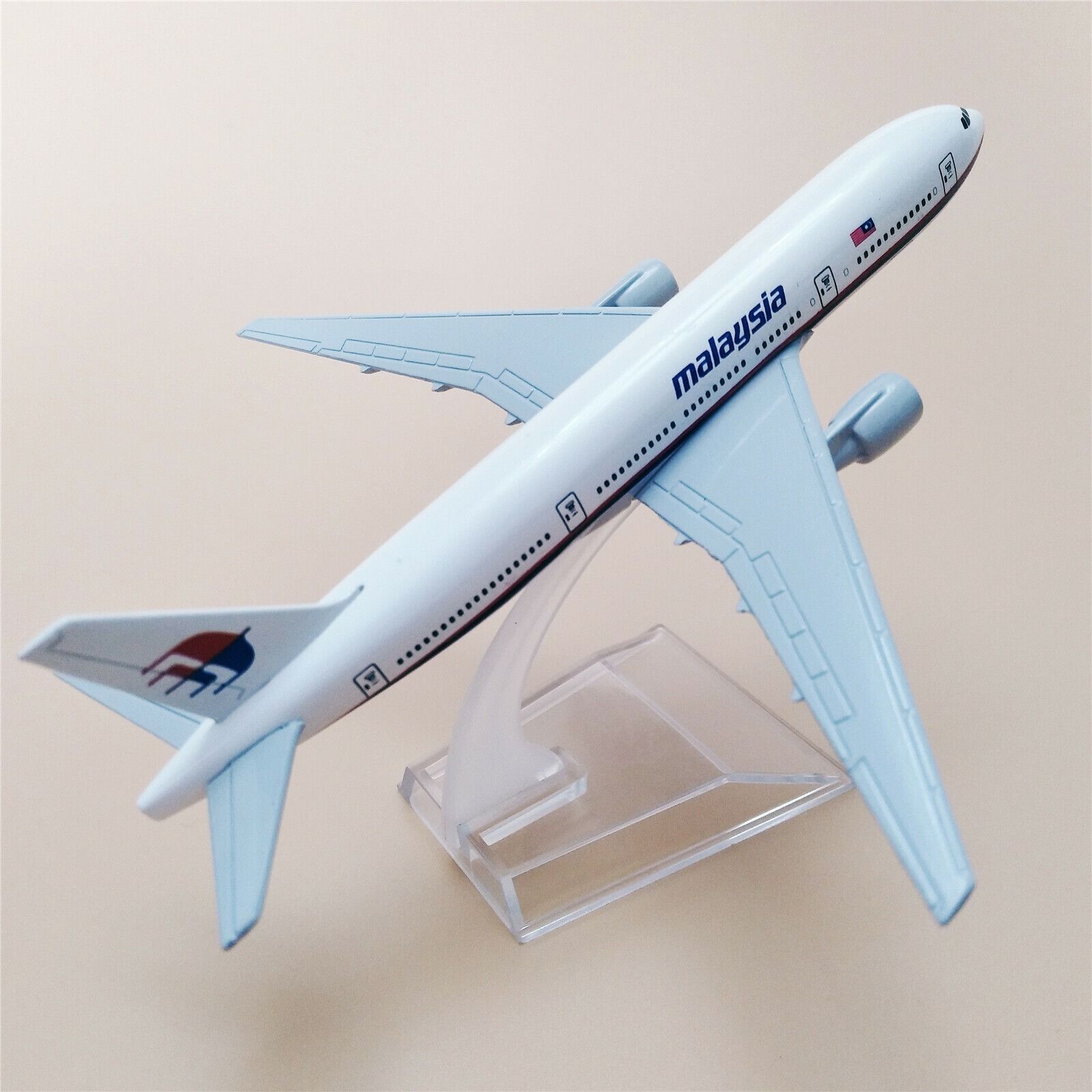  Mô hình máy bay Malaysia Airlines Boeing B777 16cm MB16064 