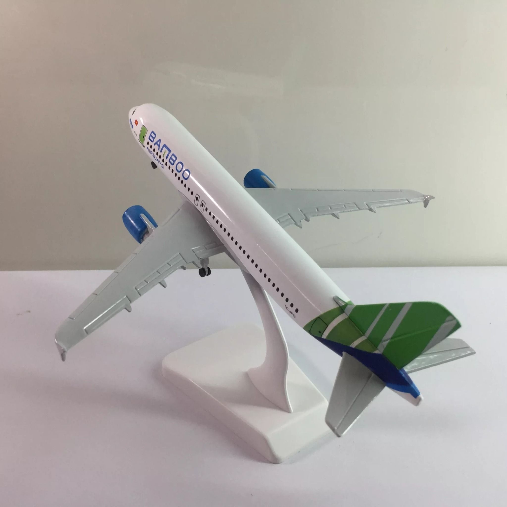  Mô hình máy bay Việt Nam Bamboo Airways Airbus A320 20cm MB20001 