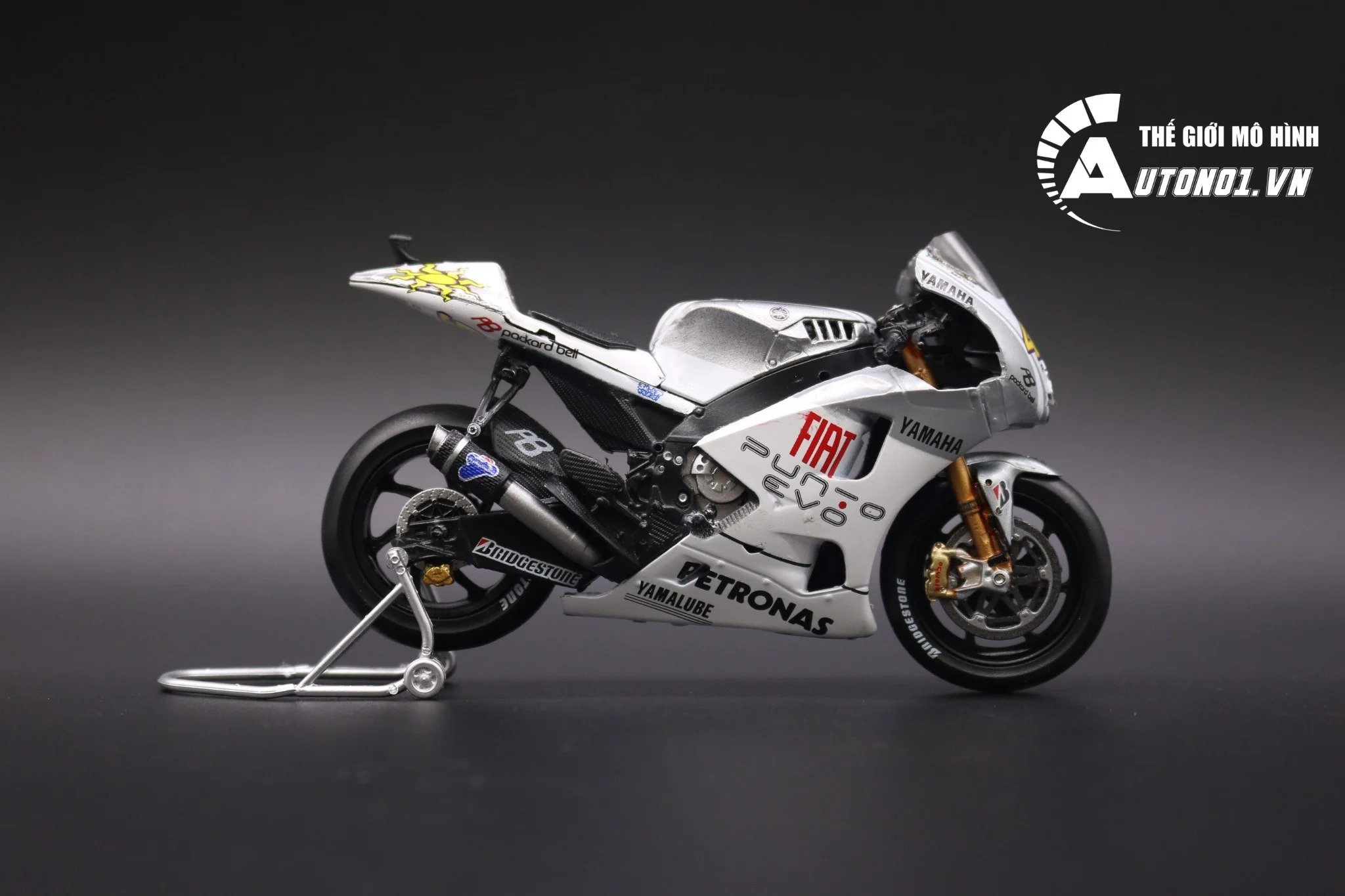  Mô hình xe mô tô GP Yamaha YZR-M1 2009 Fiat có đế tỉ lệ 1:18 Leo models 8172D 