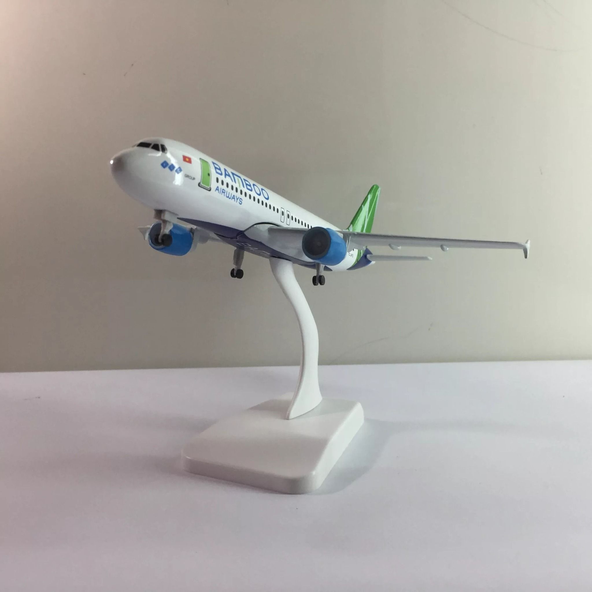  Mô hình máy bay Việt Nam Bamboo Airways Airbus A320 20cm MB20001 
