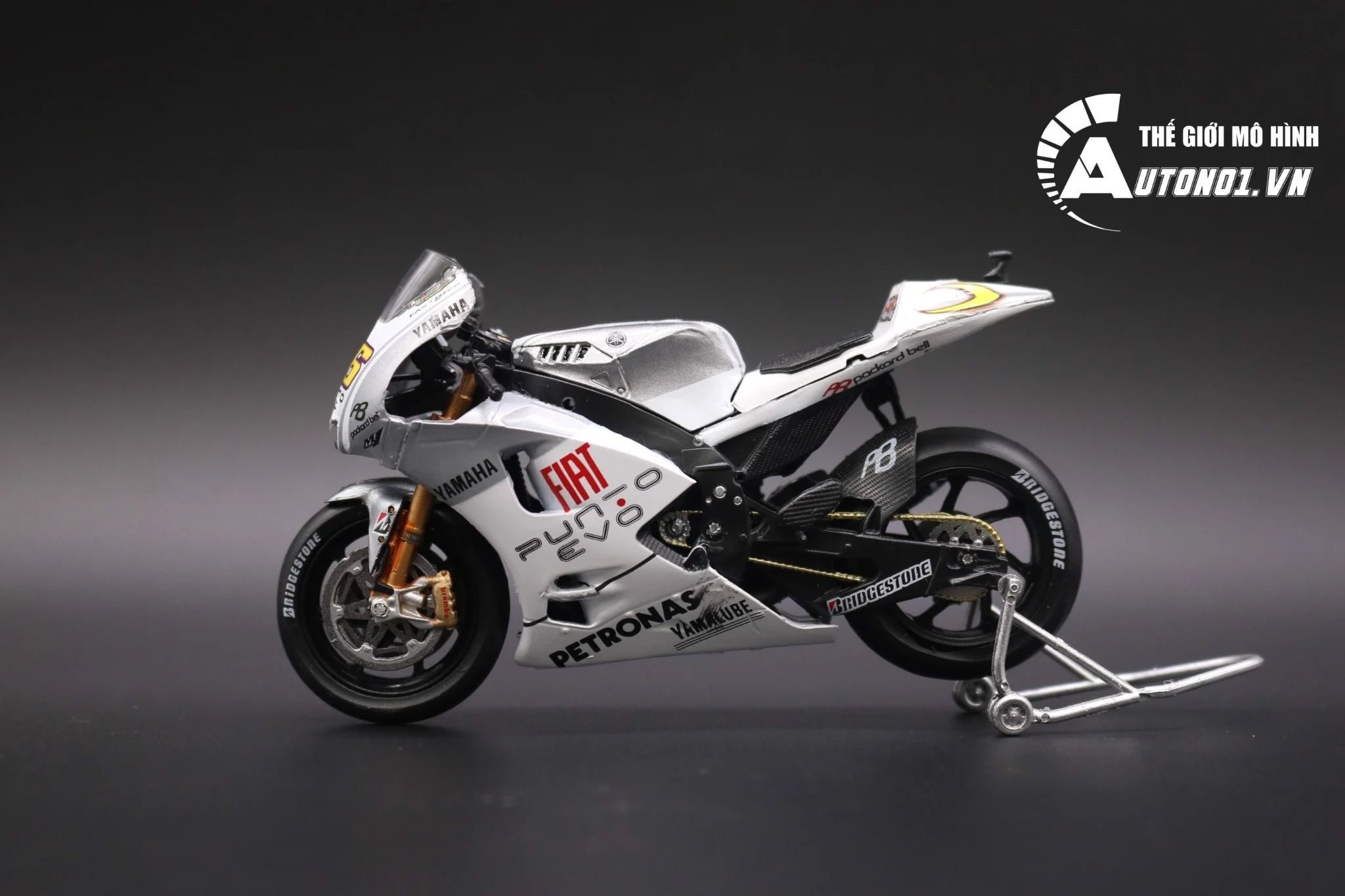  Mô hình xe mô tô GP Yamaha YZR-M1 2009 Fiat có đế tỉ lệ 1:18 Leo models 8172D 