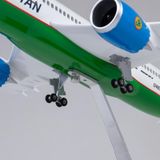  Mô hình máy bay Uzbekistan Boeing B787 tỉ lệ 1:130 47cm có đèn led tự động theo tiếng vỗ tay hoặc chạm MB47048 