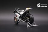  Mô hình xe mô tô GP Yamaha YZR-M1 2009 Fiat có đế tỉ lệ 1:18 Leo models 8172D 