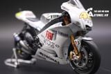  Mô hình xe mô tô GP Yamaha YZR-M1 2009 Fiat có đế tỉ lệ 1:18 Leo models 8172D 