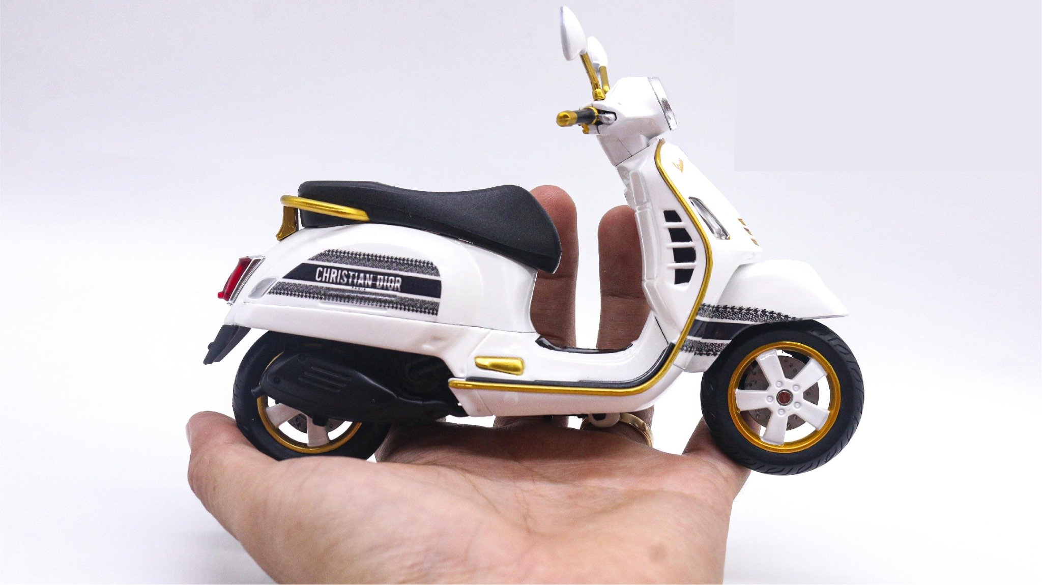  Mô hình xe Vespa độ vespa GTS white/gold tỉ lệ 1:12 Autono1 D228B 