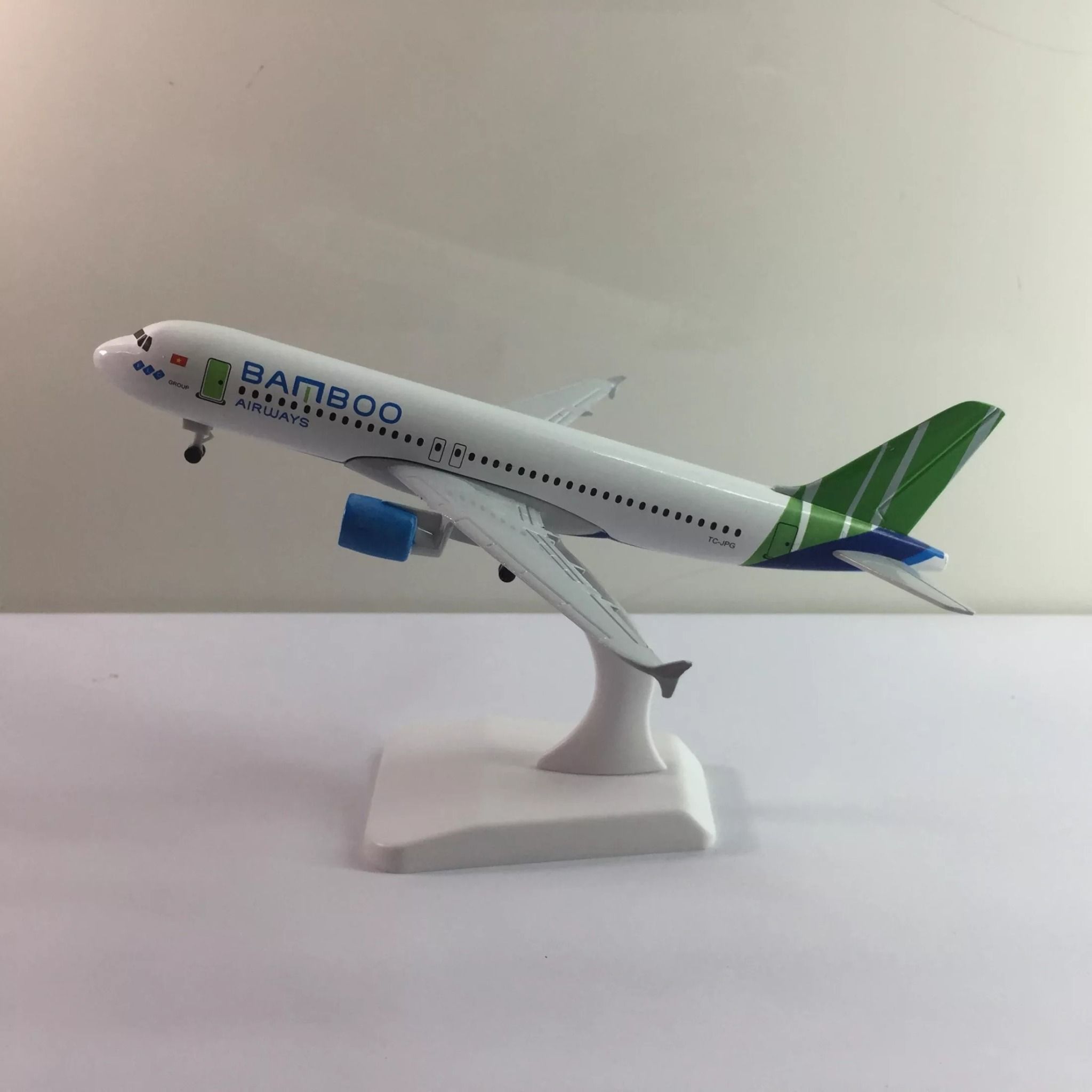  Mô hình máy bay Việt Nam Bamboo Airways Airbus A320 20cm MB20001 