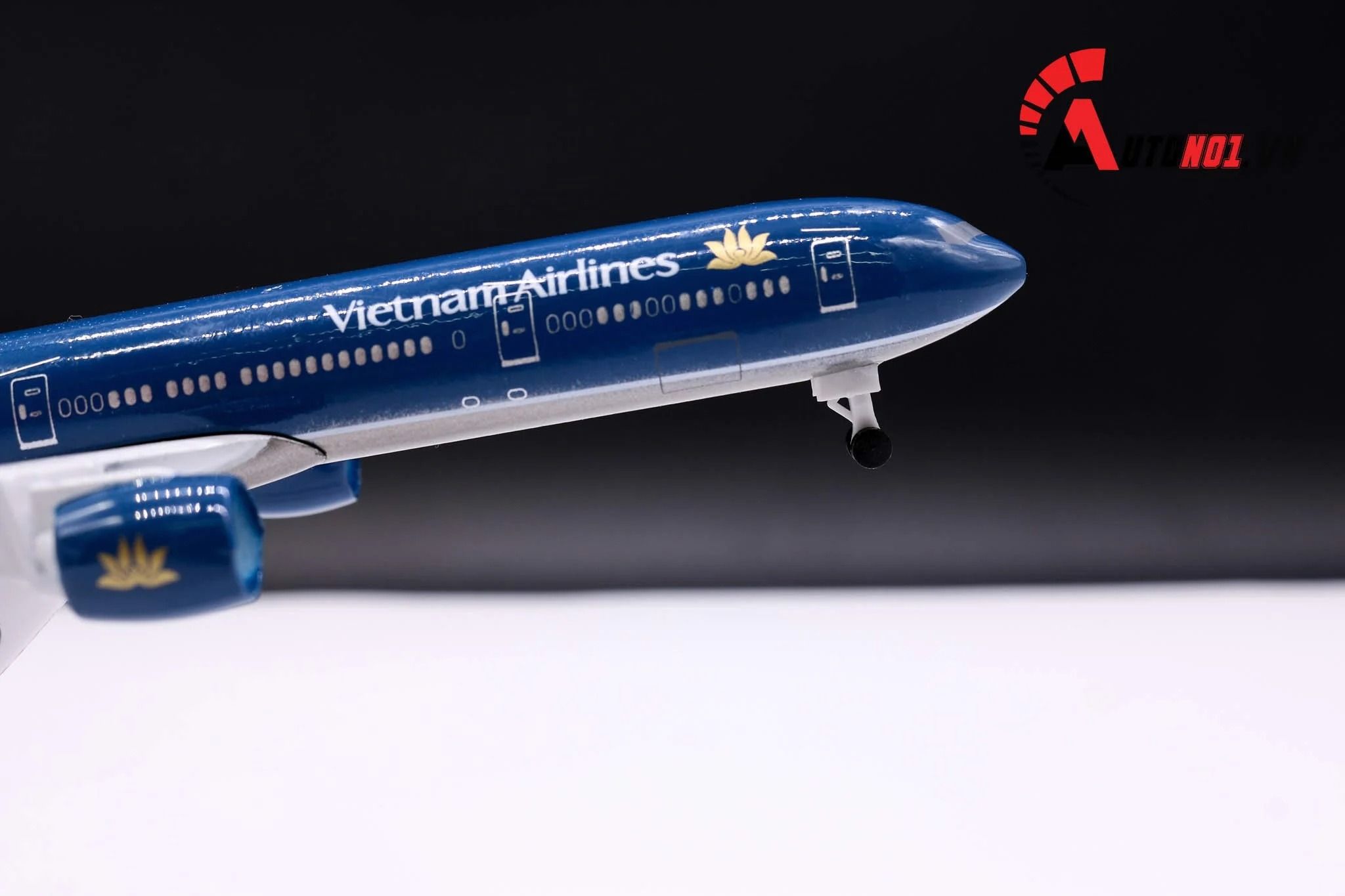  Mô hình máy bay Viet Nam Airlines Boeing B777 300ER 20cm MB20011 