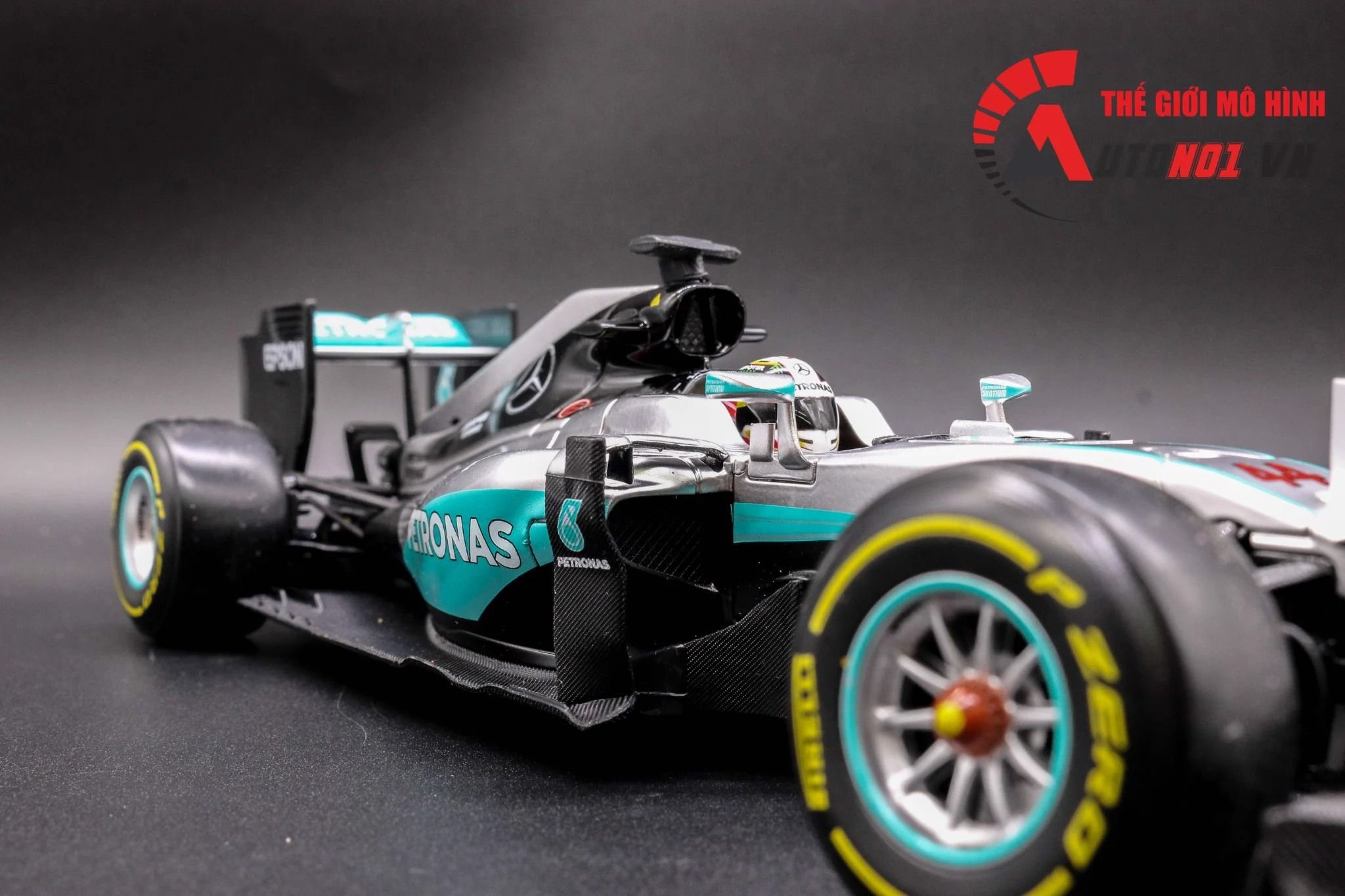  Mô hình xe F1 Mercedes AMG Petronas F1 W07 Hybrid 2016 world champion 1:18 Bburago 5212 