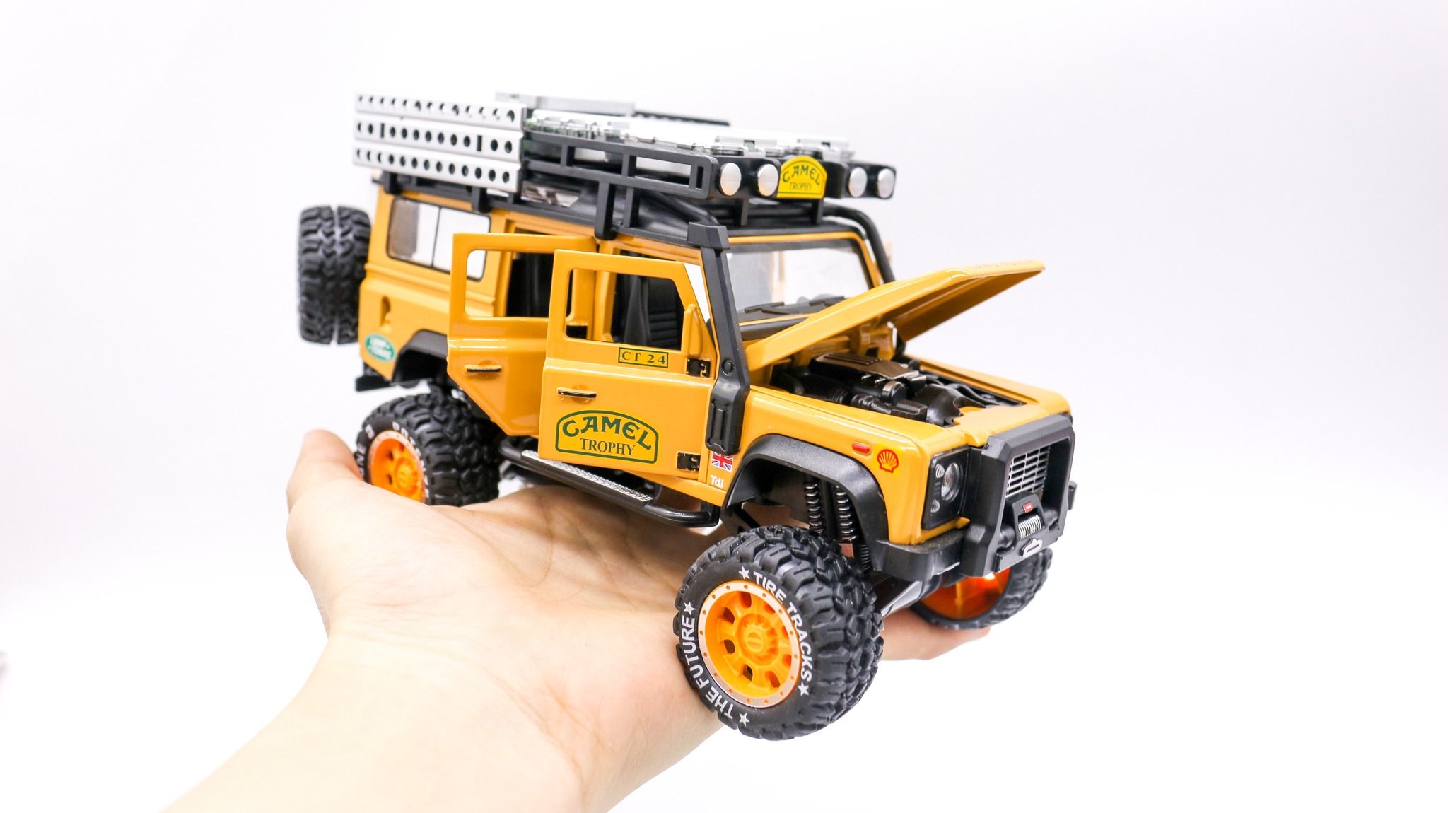  Mô hình xe Land Rover Trophy 91 Camel Army 1:28 Newao OT015 