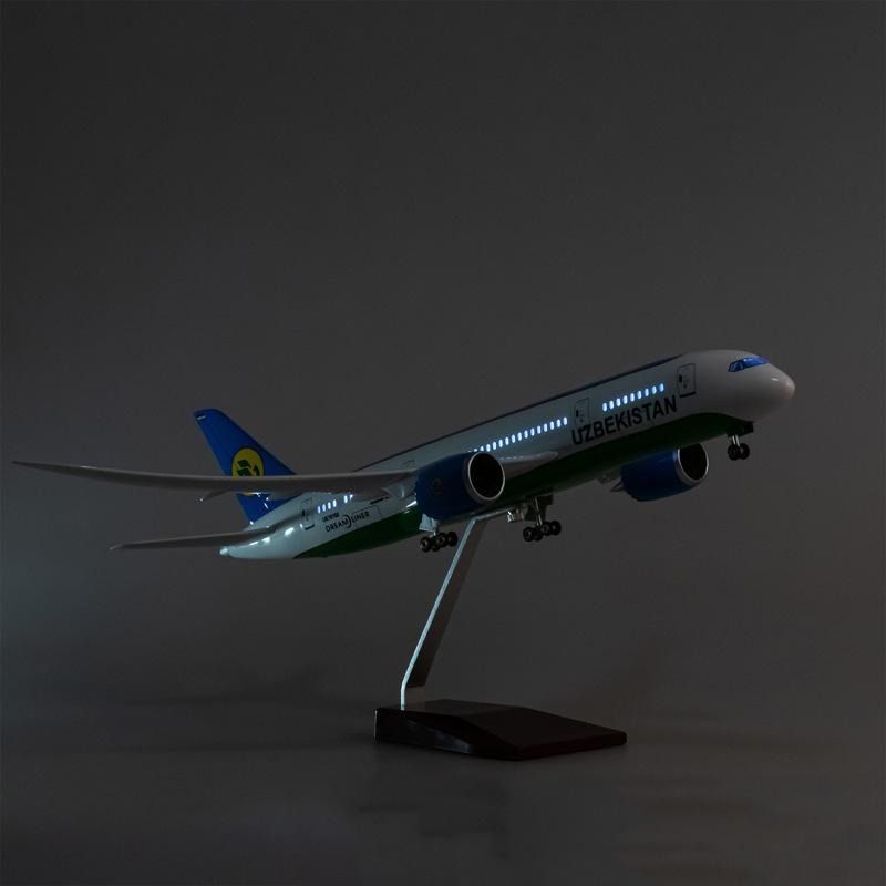  Mô hình máy bay Uzbekistan Boeing B787 tỉ lệ 1:130 47cm có đèn led tự động theo tiếng vỗ tay hoặc chạm MB47048 