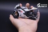  Mô hình xe mô tô GP Yamaha YZR-M1 2009 Fiat có đế tỉ lệ 1:18 Leo models 8172D 