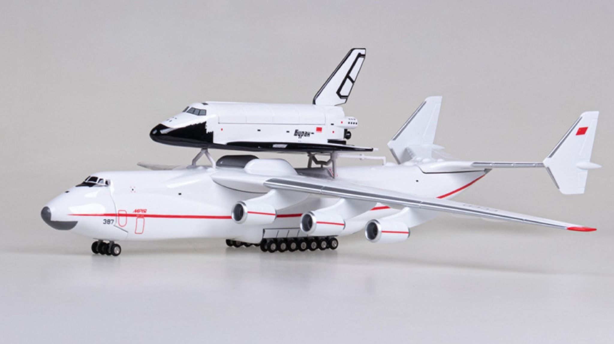  Mô hình máy bay vận chuyển Antonov AN225 Mriya Cossack vận chuyển tàu con thoi tỉ lệ 1:200 47cm MB47040 