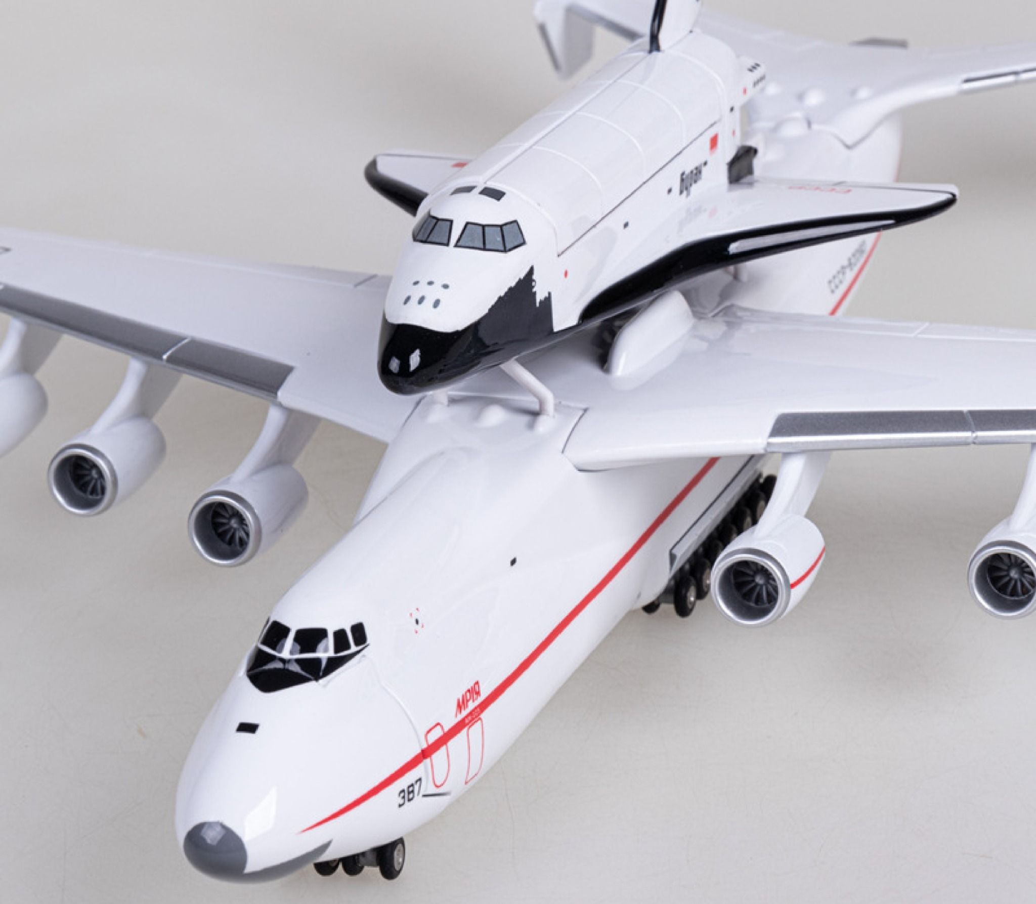  Mô hình máy bay vận chuyển Antonov AN225 Mriya Cossack vận chuyển tàu con thoi tỉ lệ 1:200 47cm MB47040 