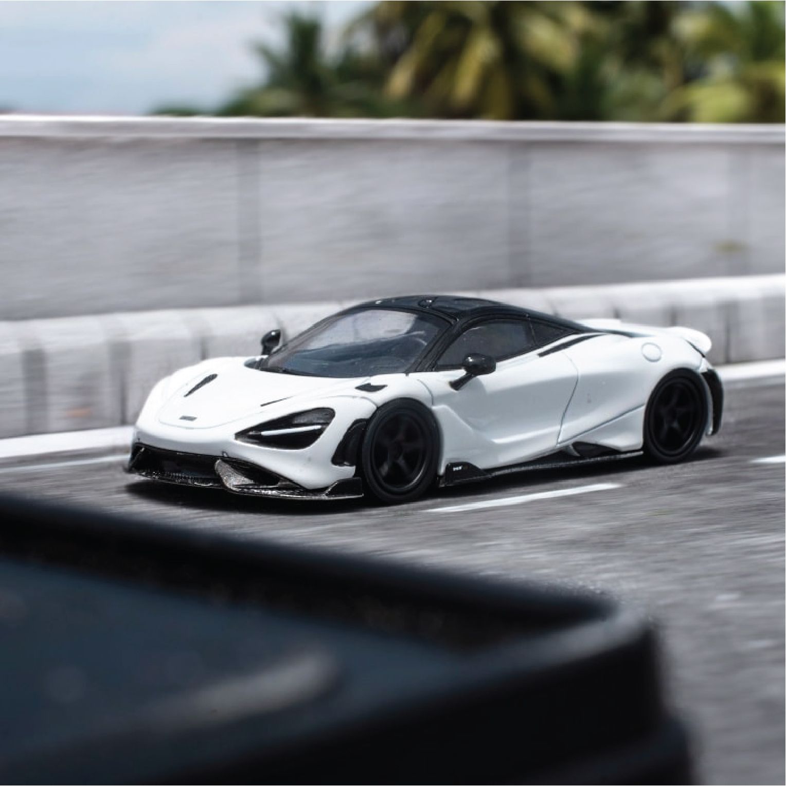  Mô hình Mclaren 765LT tỉ lệ 1:64 CM Model 