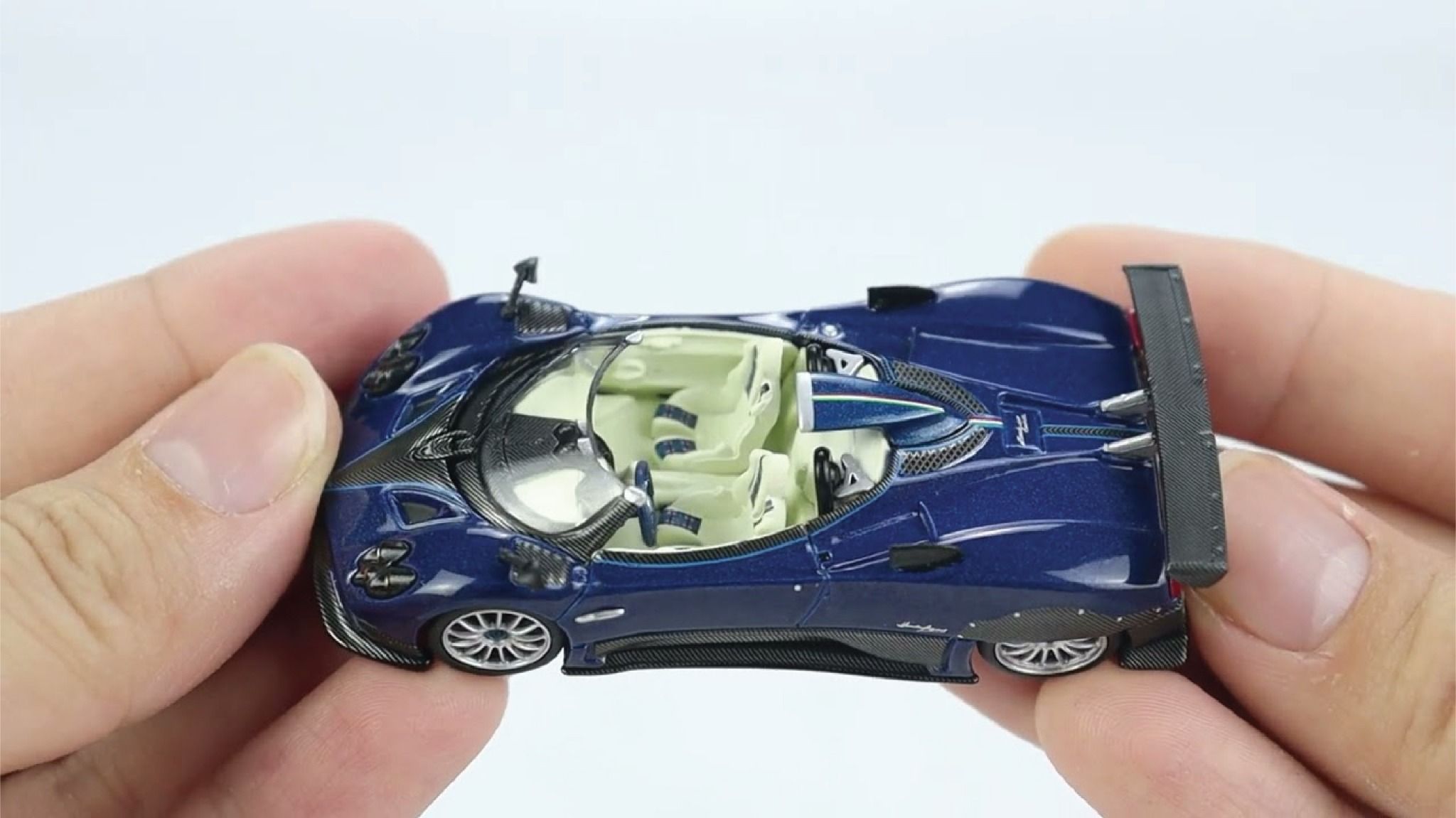  Mô hình xe Pagani Zonda HP Barchetta Blue Tricolore tỉ lệ 1:64 MiniGT MGT00370 