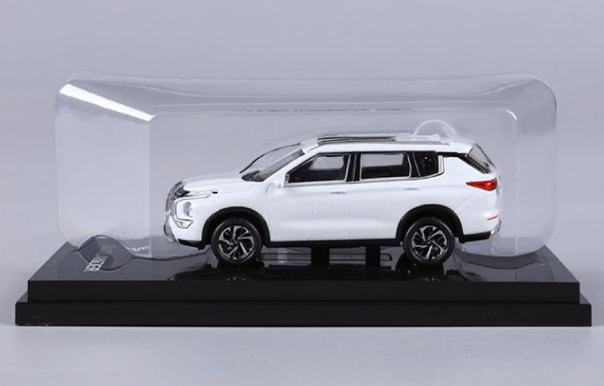  Mô hình xe Mitshubishi Outlander SUV 2023 tỉ lệ 1:64 Dealer OT64001 