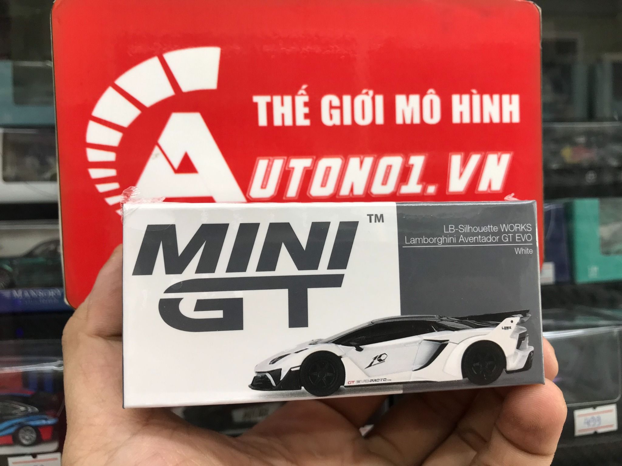  Mô hình xe Lamborghini Aventador GT EVO White LB-Silhouette WORKS tỉ lệ 1:64 MiniGT 