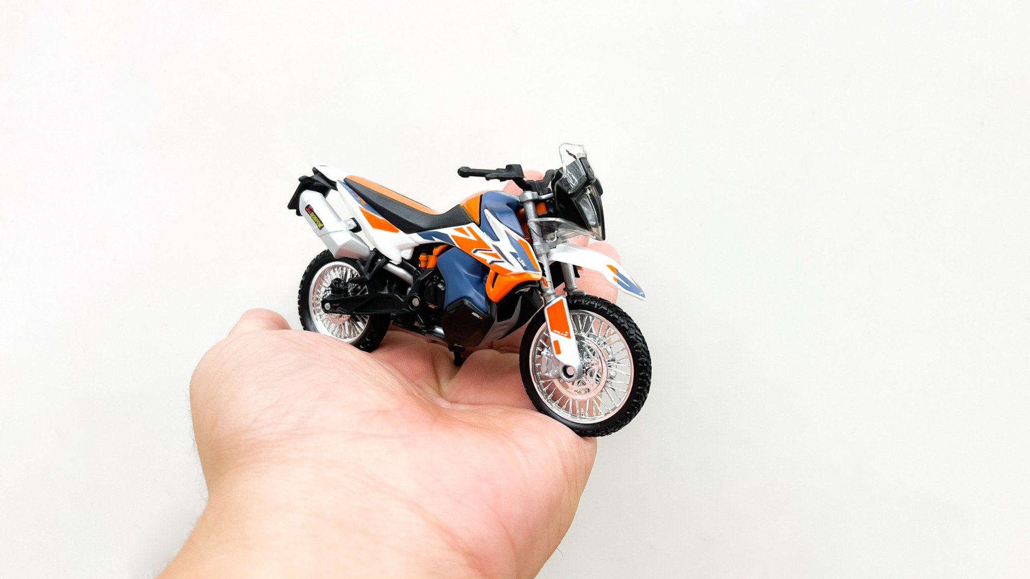  Mô hình xe KTM 790 Adventure R Rally 1:18 Bburago MT008 