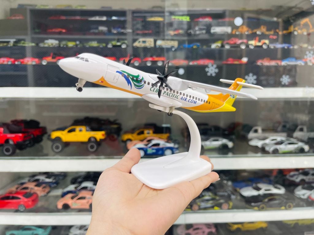Mô hình máy bay West Air Philippines CEBU Pacific ATR có bánh xe kích thước 20cm MB20106