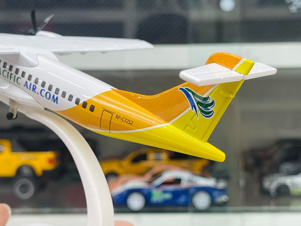 Mô hình máy bay West Air Philippines CEBU Pacific ATR có bánh xe kích thước 20cm MB20106