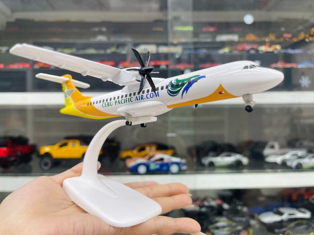 Mô hình máy bay West Air Philippines CEBU Pacific ATR có bánh xe kích thước 20cm MB20106