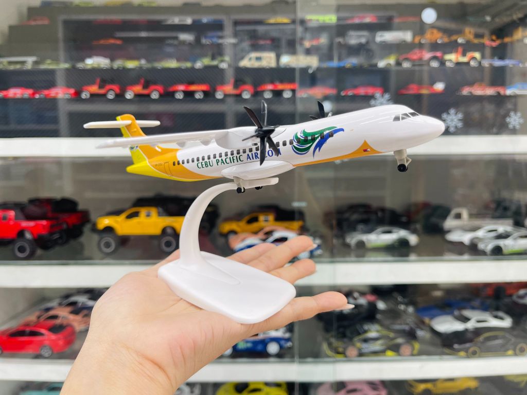 Mô hình máy bay West Air Philippines CEBU Pacific ATR có bánh xe kích thước 20cm MB20106