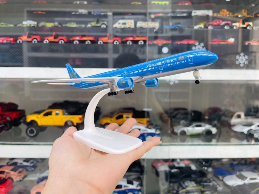 Mô hình máy bay Viet Nam Airlines Boeing B777 300ER 20cm MB20011