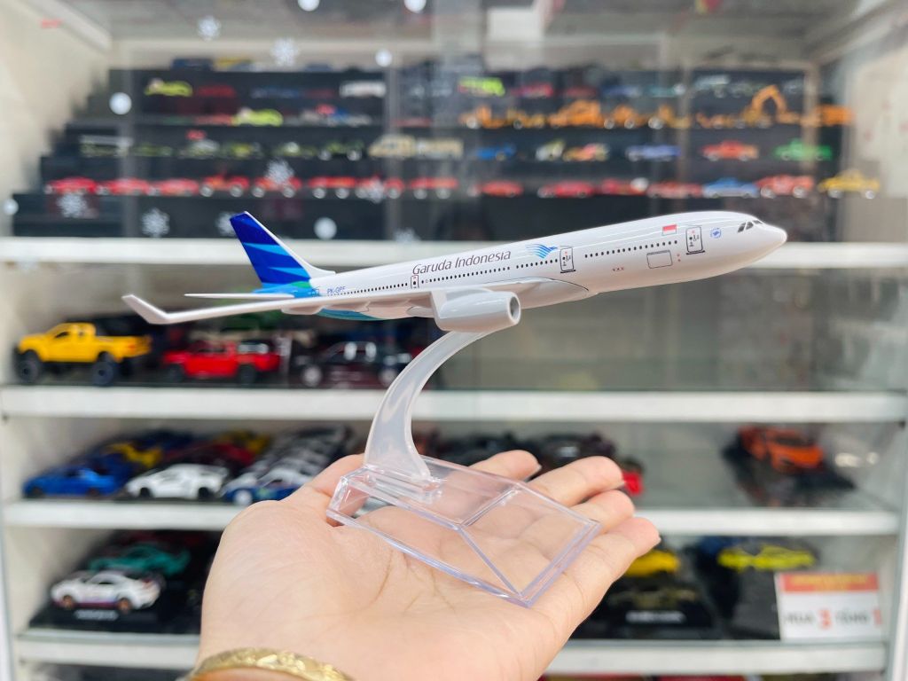 Mô hình máy bay Garuda Indonesia Airbus A330 có đế 16cm MB16205