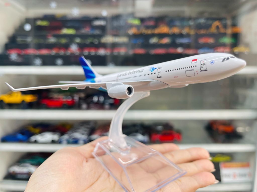 Mô hình máy bay Garuda Indonesia Airbus A330 có đế 16cm MB16205
