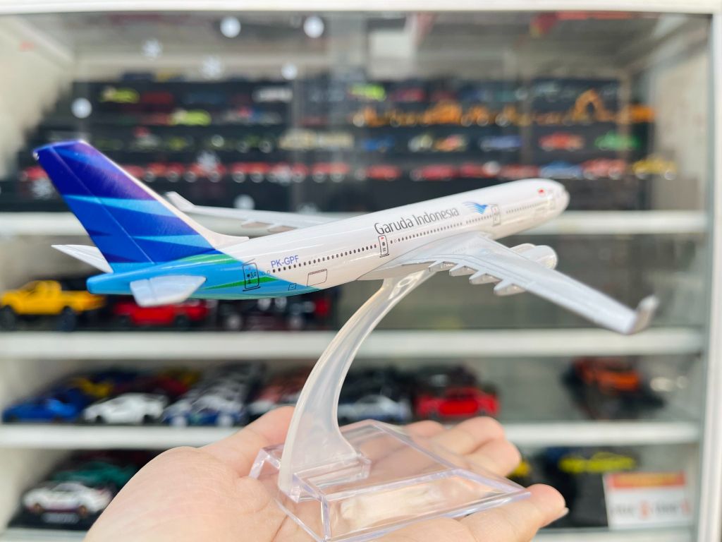 Mô hình máy bay Garuda Indonesia Airbus A330 có đế 16cm MB16205