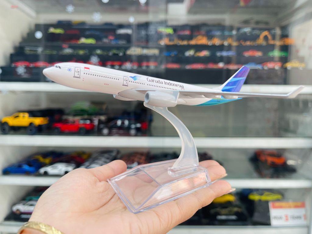Mô hình máy bay Garuda Indonesia Airbus A330 có đế 16cm MB16205