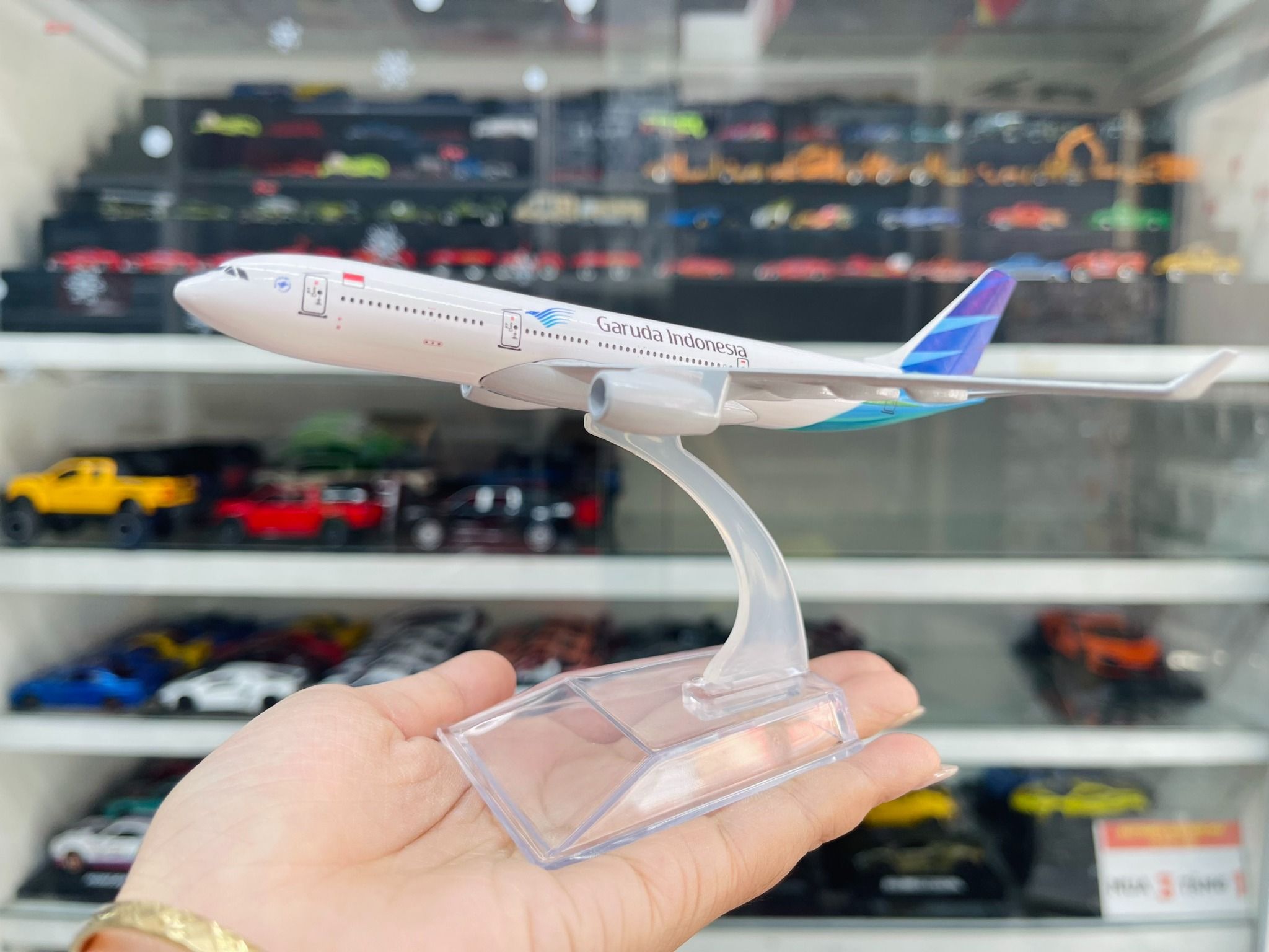  Mô hình máy bay Garuda Indonesia Airbus A330 có đế 16cm MB16205 