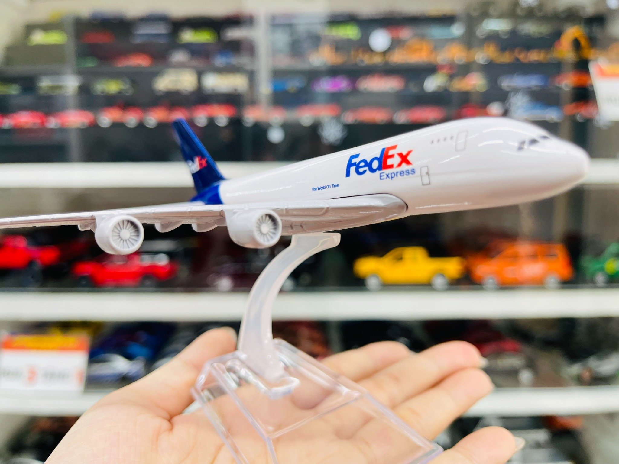  Mô hình máy bay vận chuyển 16cm FedEx Express Airbus A380 16cm MB16100 