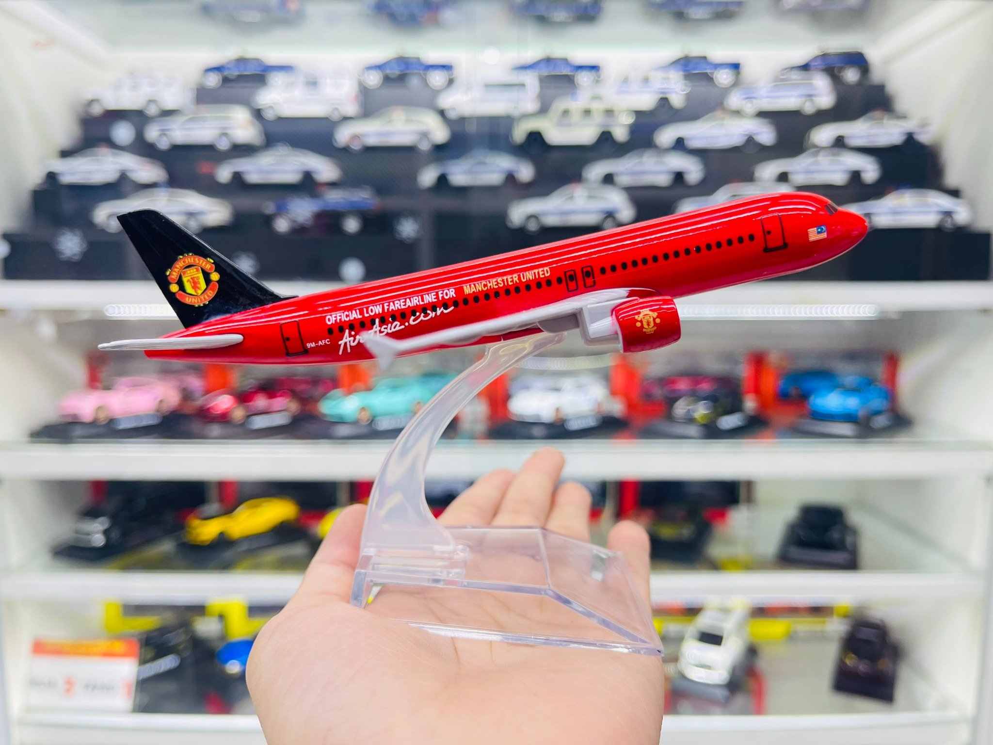  Mô hình máy bay Malaysia Air Aisia Manchester United Airbus A320 16cm MB16148 
