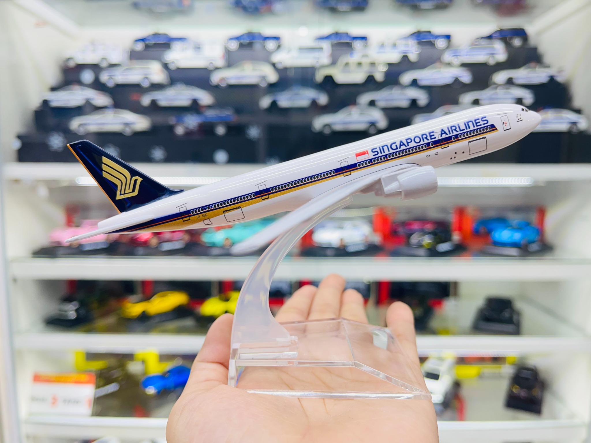  Mô hình máy bay Singapore Airlines Boeing B777 16cm MB16072 