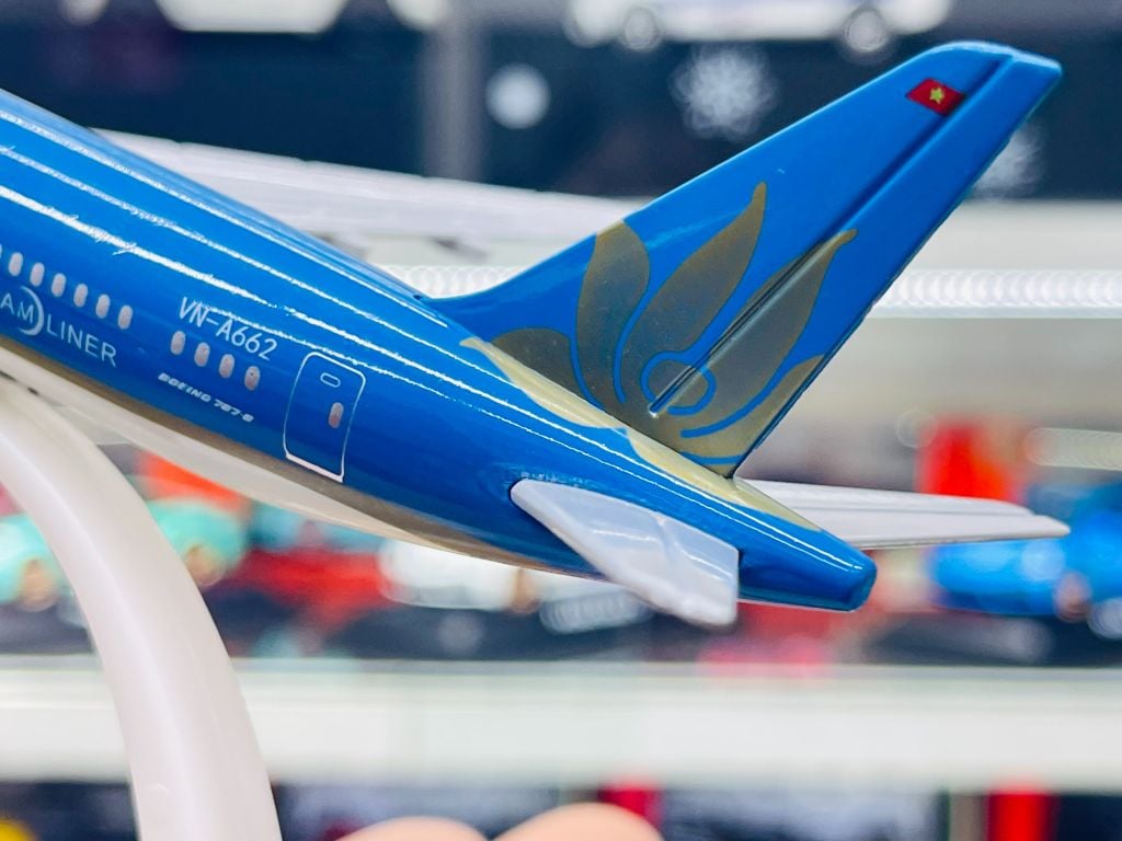 Mô hình máy bay Viet Nam Airlines Boeing B787 Dreamliner 20cm MB20012