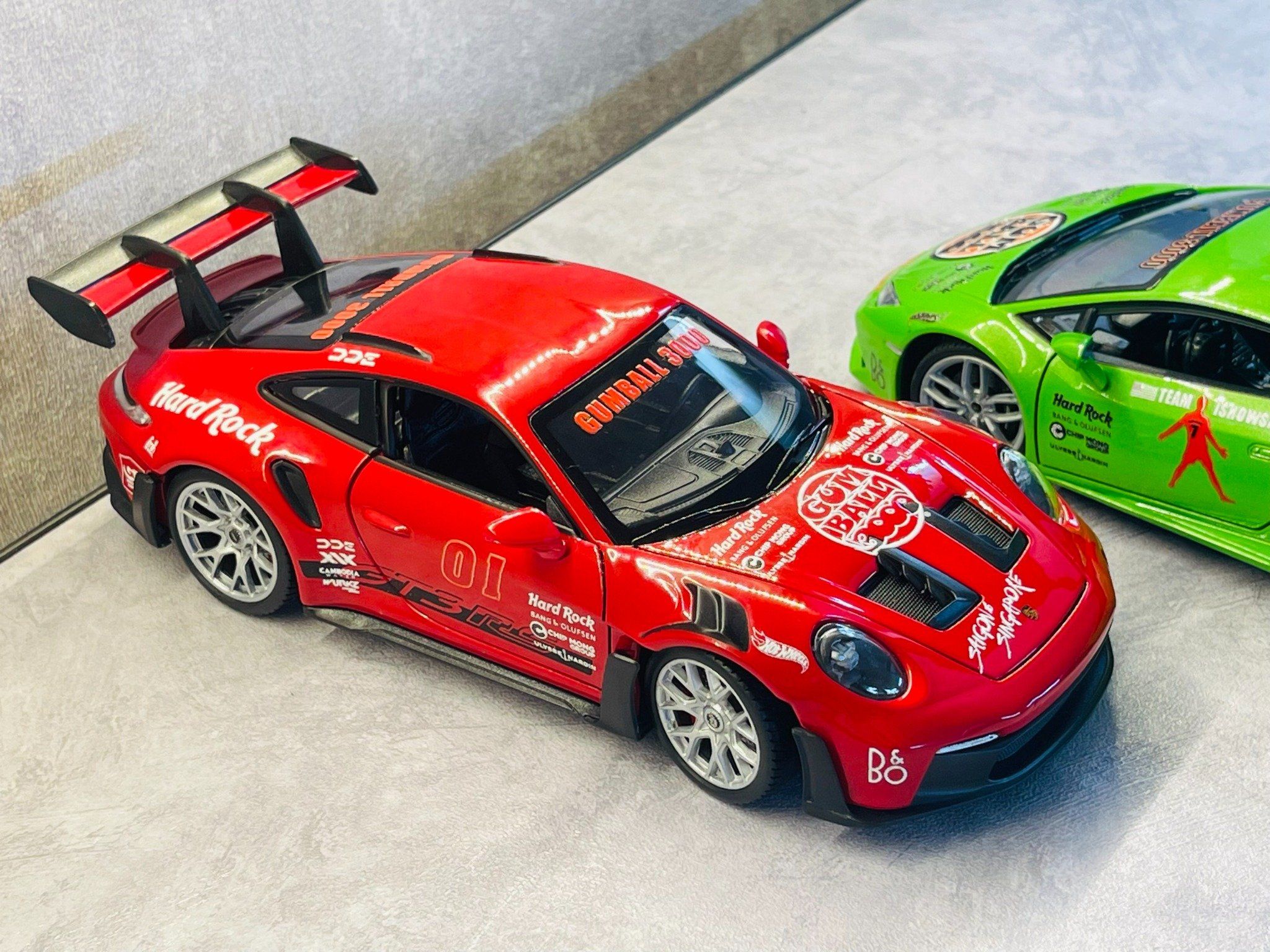  Mô hình xe custom Porsche 911 (992) GT3 RS Gumball3000 tỉ lệ 1:24 Welly DO24001 