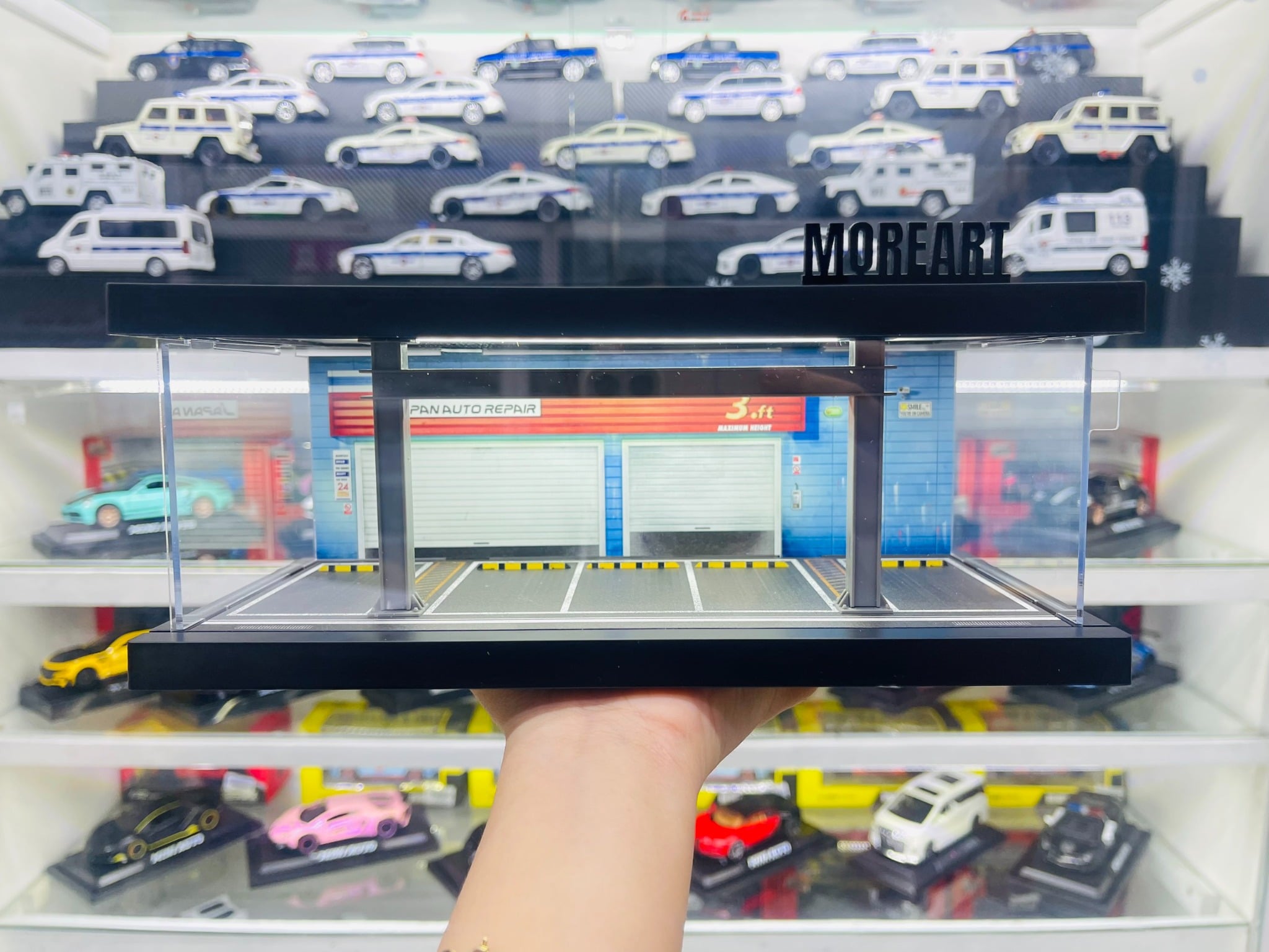  Hộp trưng bày mô phỏng hầm đỗ xe có đèn, mica, kèm dây đèn, C tỉ lệ 1:64 MoreArt MO960115 