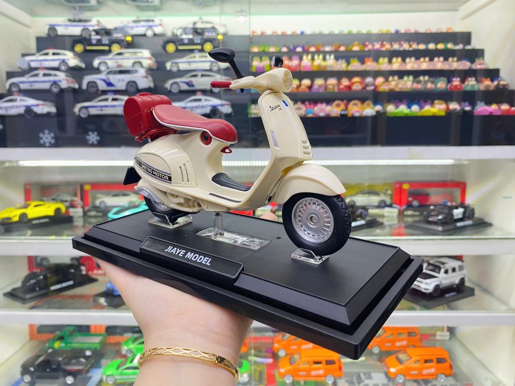 Mô hình xe Vespa 946 Christian Dior - Amarni có đế - âm thanh - đèn tỉ lệ 1:12 Jiaye model MT12014