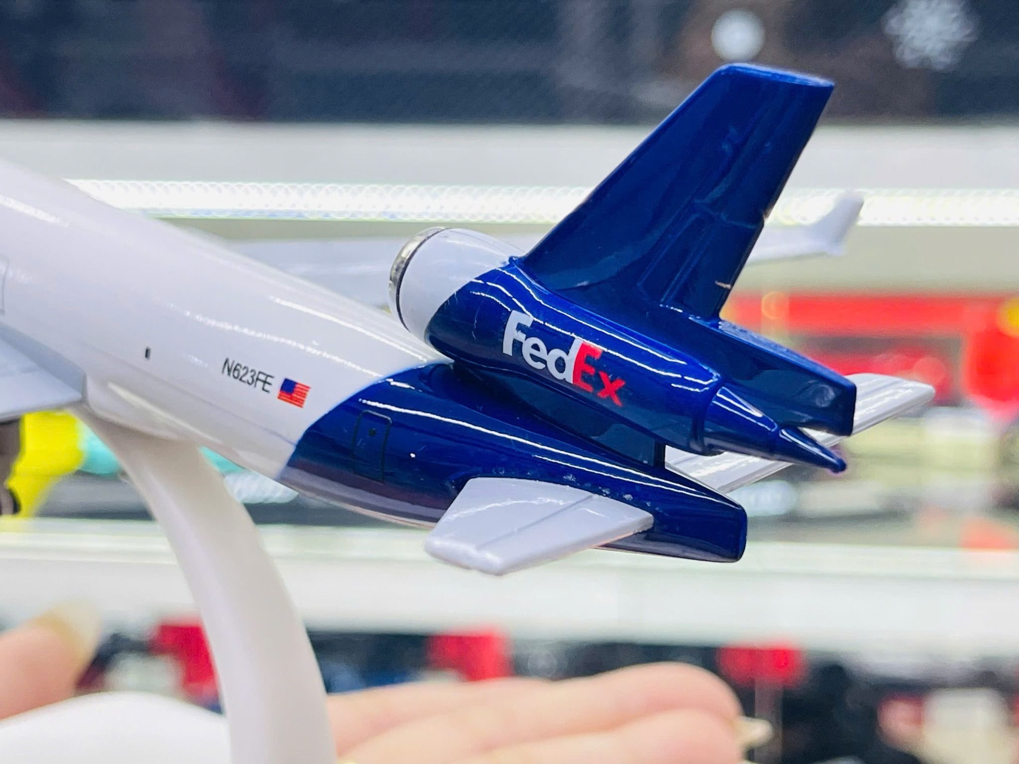  Mô hình máy bay vận tải Fedex MD-11 có bánh xe kích thước 20cm MB20129 