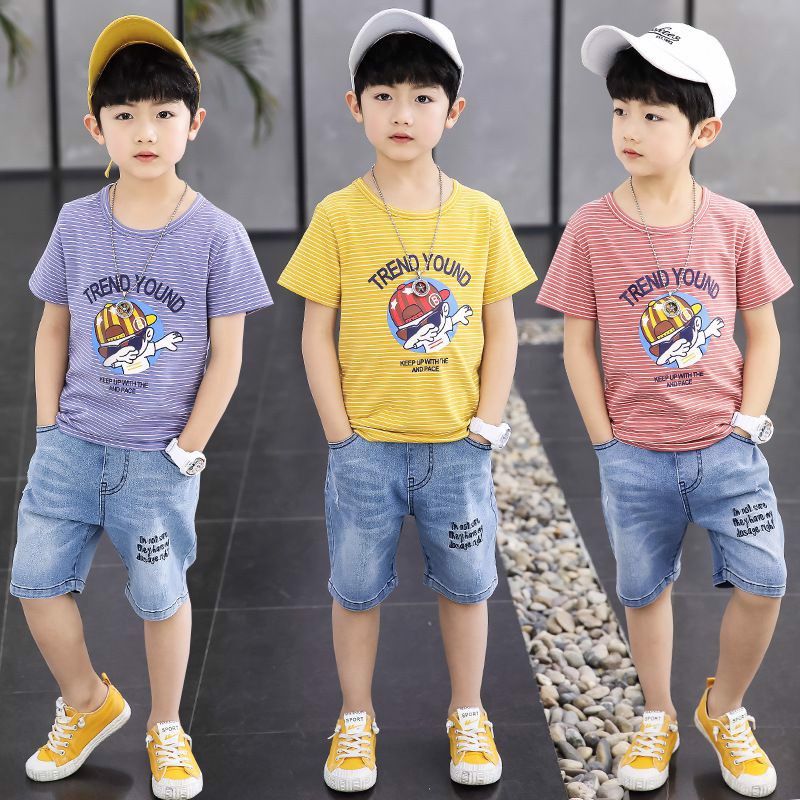  Đồ bộ bé trai gồm quần short jean và áo thun sọc cá tính 