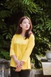 Áo bà ba gấm hoa màu vàng